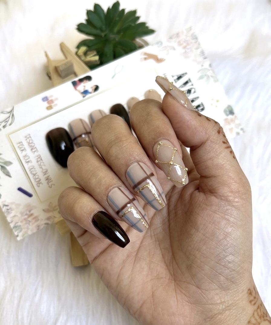 AVSAR Designer Plaid Press On Nails – Gold Detail Edition
